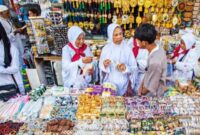 RAMAI. Sejumlah pengunjung tampak berbelanja produk UMKM yang berpotensi memenuhi kebutuhan jamaah haji dan umrah. (Istimewa/Redaksi BBI/Denpasar)