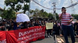 AKSI DEMONSTRASI. Warga Madura menggelar aksi solidaritas di depan Polresta Yogyakarta untuk mengawal proses hukum pengurus KMY, Senin (12/10/2026). (Istimewa/Redaksi BBI/Yogyakarta)