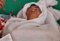TRADISI. Supriyono alias Botok menjalani ritual sumpah pocong di depan Pengadilan Negeri Pati, Senin (12/10/2026), terkait tudingannya mengenai dugaan suap hakim. (Istimewa/Redaksi BBI/Pati)