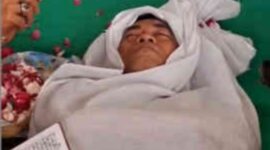 TRADISI. Supriyono alias Botok menjalani ritual sumpah pocong di depan Pengadilan Negeri Pati, Senin (12/10/2026), terkait tudingannya mengenai dugaan suap hakim. (Istimewa/Redaksi BBI/Pati)