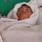TRADISI. Supriyono alias Botok menjalani ritual sumpah pocong di depan Pengadilan Negeri Pati, Senin (12/10/2026), terkait tudingannya mengenai dugaan suap hakim. (Istimewa/Redaksi BBI/Pati)