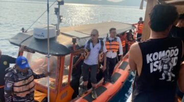 INSIDEN. Tim SAR gabungan melakukan pencarian korban KM Feronia yang tenggelam di perairan Labuan Bajo, Nusa Tenggara Timur. (Istimewa/Redaksi BBI/Labuan Bajo)