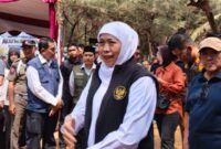 KUNJUNGAN. Gubernur Jawa Timur Khofifah Indar Parawansa saat melakukan kunjungan kerja di Pantai Slopeng, Kabupaten Sumenep, dengan membawa sejumlah program bantuan ekonomi, pelayanan kesehatan, dan dukungan sosial bagi masyarakat pesisir. (Efendi/Redaksi BBI/Sumenep)