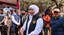 KUNJUNGAN. Gubernur Jawa Timur Khofifah Indar Parawansa saat melakukan kunjungan kerja di Pantai Slopeng, Kabupaten Sumenep, dengan membawa sejumlah program bantuan ekonomi, pelayanan kesehatan, dan dukungan sosial bagi masyarakat pesisir. (Efendi/Redaksi BBI/Sumenep)