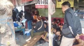 KASUS. Petugas gabungan mengamankan sejumlah orang saat penggerebekan kawasan Jalan Kunti, Surabaya, untuk memutus dugaan peredaran narkoba. (Istimewa/Redaksi BBI/Surabaya)