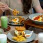 PELAYANAN. Tamu menikmati sajian kuliner di Sae Rassa Restaurant, Myze Hotel Sumenep, dalam promo “A Taste of Home” yang menghadirkan beragam menu bercita rasa rumahan dengan sentuhan kreatif. (Humas Myze Hotel/Redaksi BBI/Sumenep)