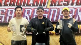 DI AMANKAN. Petugas Satresnarkoba Polresta Sumenep menunjukkan barang bukti sabu dan sejumlah perlengkapan yang diamankan dalam pengungkapan kasus narkotika di Kecamatan Saronggi. (Humas Polresta Sumenep/Redaksi BBI/Sumenep)