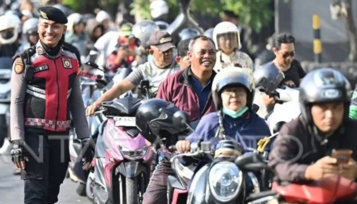 MOBILITAS. Antrean kendaraan mengular di sejumlah SPBU di Bali akibat terganggunya pasokan BBM. Petugas kepolisian lalu lintas melakukan penertiban untuk mengurai kepadatan kendaraan di sekitar SPBU. (Istimewa/Redaksi BBI/Bali)