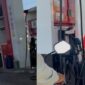 KOLASE. Antrean kendaraan dan pengisian BBM menggunakan jeriken di SPBU Patean, Jalan Arya Wiraraja, Gedungan, Kecamatan Batuan, Sumenep, dikeluhkan pengendara karena dinilai menghambat pelayanan pada pagi hari. (Ef/Redaksi BBI/Sumenep)