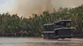 POLUSI. Kondisi wisata di Taman Nasional Tanjung Puting, Kalimantan Tengah, diselimuti asap tebal akibat kebakaran hutan dan lahan, mengganggu jarak pandang serta aktivitas wisata alam. (Istimewa/Redaksi BBI/Kota Waringin Barat)