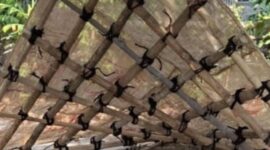 PENGELOLAAN. Instalasi seni bawah laut berbahan bambu hasil pengolahan sampah pesisir di Pulau Panggang, Kepulauan Seribu, sebagai upaya mendukung konservasi ekosistem laut dan pengembangan wisata bahari berkelanjutan. (Istimewa/Redaksi BBI/Kepulauan Seribu)