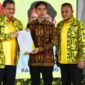 SIMBOLIS. Keterangan foto: Momen penyerahan rekomendasi pencalonan Gibran Rakabuming Raka sebagai calon wakil presiden pada Pilpres 2024. Polemik persyaratan pendidikan Gibran kini memunculkan beragam pandangan di internal Partai Golkar. (Istimewa/Redaksi BBI/Jakarta)