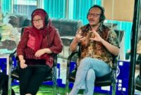 PODCAST. Ketua Dewan Pendidikan Kota Surabaya, Prof. Martadi (kiri), menyoroti pola asuh hiperprotektif yang dinilai dapat menghambat kemandirian dan pembentukan karakter anak. (Istimewa/Redaksi BBI/Surabaya)