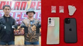 KOLASE. Polisi menunjukkan barang bukti berupa paket yang diduga sabu dan sejumlah barang lain dalam pengungkapan kasus narkotika yang menyeret dua kepala desa di Kabupaten Sumenep. (Humas Polresta Sumenep/Redaksi BBI/Sumenep)