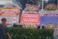 KASUS. Karangan bunga berisi dukungan untuk Bupati Klaten Hamenang Wajar Ismoyo terpasang di pagar rumah dinasnya setelah politikus PDIP tersebut diamankan KPK dalam operasi tangkap tangan terkait dugaan suap. (Istimewa/Redaksi BBI/Klaten)