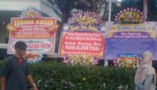 KASUS. Karangan bunga berisi dukungan untuk Bupati Klaten Hamenang Wajar Ismoyo terpasang di pagar rumah dinasnya setelah politikus PDIP tersebut diamankan KPK dalam operasi tangkap tangan terkait dugaan suap. (Istimewa/Redaksi BBI/Klaten)