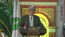 SAMBUTAN. Rais Aam PBNU KH Miftachul Akhyar saat membacakan ayat suci Al-Qur’an dalam acara Kick Off Hari Santri 2026 di Pondok Pesantren Sunan Bejagung, Tuban. Momen tersebut menuai kritik dari Gus Lilur terkait ketepatan pelafalan Surah Al-Fath ayat 29. (Istimewa/Redaksi BBI/Tuban)