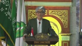 SAMBUTAN. Rais Aam PBNU KH Miftachul Akhyar saat membacakan ayat suci Al-Qur’an dalam acara Kick Off Hari Santri 2026 di Pondok Pesantren Sunan Bejagung, Tuban. Momen tersebut menuai kritik dari Gus Lilur terkait ketepatan pelafalan Surah Al-Fath ayat 29. (Istimewa/Redaksi BBI/Tuban)