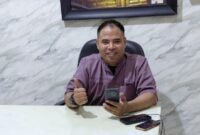 LAYANAN. Direktur Nusantara Transindo, Moh. Tohir atau Mas Ink, saat berada di kantornya. Perusahaan ini mengembangkan layanan travel dan pengiriman barang untuk menjangkau pelanggan di Madura dan berbagai daerah lainnya. (Istimewa/Redaksi BBI/Sidoarjo)