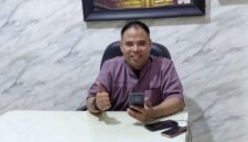 LAYANAN. Direktur Nusantara Transindo, Moh. Tohir atau Mas Ink, saat berada di kantornya. Perusahaan ini mengembangkan layanan travel dan pengiriman barang untuk menjangkau pelanggan di Madura dan berbagai daerah lainnya. (Istimewa/Redaksi BBI/Sidoarjo)