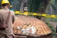 PERISTIWA. Benda logam berbentuk kubah yang ditemukan di perkebunan kelapa sawit PT Agro Bukit, Kabupaten Kotawaringin Timur, Kalimantan Tengah, Selasa (20/10/2026). Temuan ini muncul sehari setelah serpihan yang diduga bagian dari roket China Zhuque 2E ditemukan di kawasan yang sama. (Istimewa/Redaksi BBI/Kotawaringin Timur)