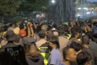 RICUH. Massa aksi berhadapan dengan aparat kepolisian saat demonstrasi di depan Gedung DPRD Daerah Istimewa Yogyakarta (DIY), kawasan Jalan Malioboro, Selasa malam (20/10/2026). Aksi evaluasi dua tahun pemerintahan Prabowo-Gibran tersebut berujung ricuh setelah dialog antara demonstran dan anggota dewan menemui jalan buntu. (Istimewa/Redaksi BBI/Yogyakarta)