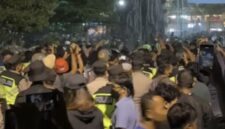 RICUH. Massa aksi berhadapan dengan aparat kepolisian saat demonstrasi di depan Gedung DPRD Daerah Istimewa Yogyakarta (DIY), kawasan Jalan Malioboro, Selasa malam (20/10/2026). Aksi evaluasi dua tahun pemerintahan Prabowo-Gibran tersebut berujung ricuh setelah dialog antara demonstran dan anggota dewan menemui jalan buntu. (Istimewa/Redaksi BBI/Yogyakarta)