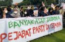 MENUNTUT. Sejumlah mahasiswa dan masyarakat sipil menggelar demonstrasi di berbagai daerah pada Selasa (20/10/2026), bertepatan dengan dua tahun pemerintahan Prabowo-Gibran. Massa menyuarakan kritik terhadap kebijakan pemerintah, terutama penanganan karhutla, serta mendesak perbaikan ekonomi dan penegakan hukum. (Istimewa/Redaksi BBI/Jakarta)
