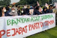 MENUNTUT. Sejumlah mahasiswa dan masyarakat sipil menggelar demonstrasi di berbagai daerah pada Selasa (20/10/2026), bertepatan dengan dua tahun pemerintahan Prabowo-Gibran. Massa menyuarakan kritik terhadap kebijakan pemerintah, terutama penanganan karhutla, serta mendesak perbaikan ekonomi dan penegakan hukum. (Istimewa/Redaksi BBI/Jakarta)