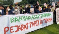 MENUNTUT. Sejumlah mahasiswa dan masyarakat sipil menggelar demonstrasi di berbagai daerah pada Selasa (20/10/2026), bertepatan dengan dua tahun pemerintahan Prabowo-Gibran. Massa menyuarakan kritik terhadap kebijakan pemerintah, terutama penanganan karhutla, serta mendesak perbaikan ekonomi dan penegakan hukum. (Istimewa/Redaksi BBI/Jakarta)