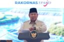 SAMBUTAN. Presiden Prabowo Subianto saat menyapa para kepala daerah dalam Rakornas TPAKD 2026 di JIExpo Kemayoran, Jakarta, Kamis (22/10). Prabowo sempat menanyakan keberadaan Gubernur Jawa Barat Dedi Mulyadi yang diwakili Wakil Gubernur Erwan Setiawan. (Istimewa/Redaksi BBI/Politik)