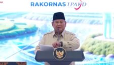 SAMBUTAN. Presiden Prabowo Subianto saat menyapa para kepala daerah dalam Rakornas TPAKD 2026 di JIExpo Kemayoran, Jakarta, Kamis (22/10). Prabowo sempat menanyakan keberadaan Gubernur Jawa Barat Dedi Mulyadi yang diwakili Wakil Gubernur Erwan Setiawan. (Istimewa/Redaksi BBI/Politik)